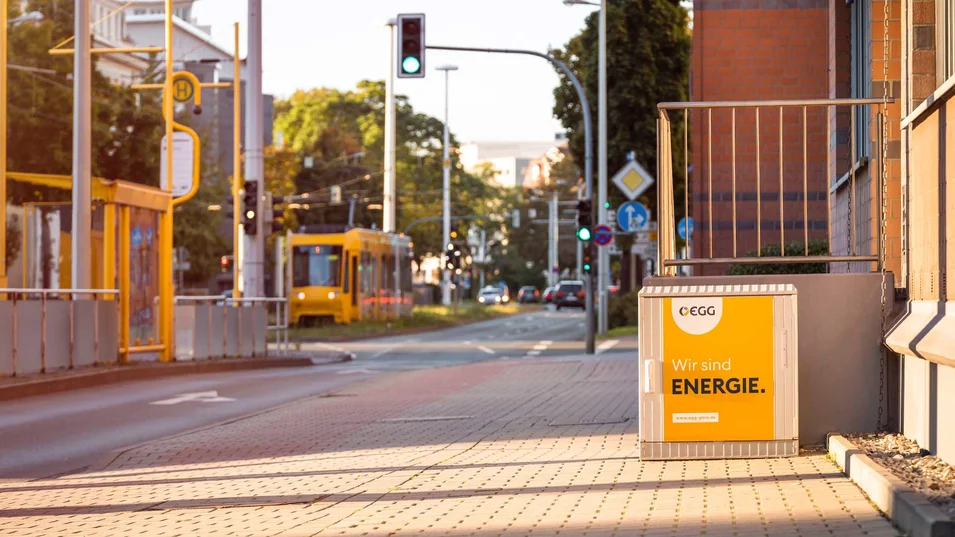 Stromkasten in Gera mit EGG-Werbung und Slogan „Wir sind Energie“.
