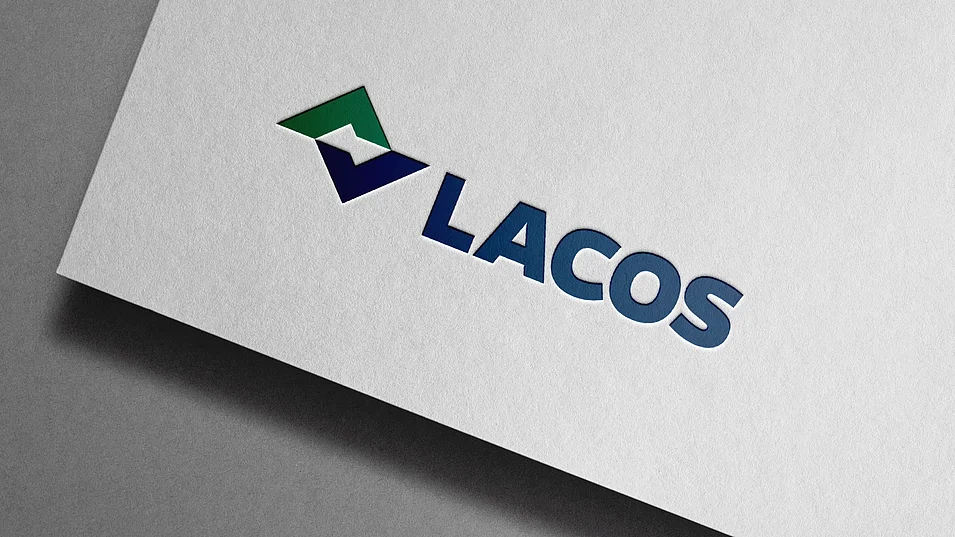 LACOS Logo mit Bildmarke und Claim ‚Precision in Software‘ als hochwertige Prägung auf Papier.