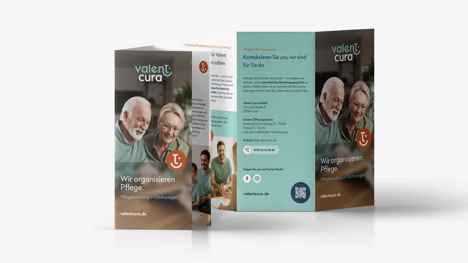 Dreiseitiger Valent Cura Flyer zur Pflegeberatung in Ostthüringen mit Titelmotiv älteres Paar und Kontaktinformationen