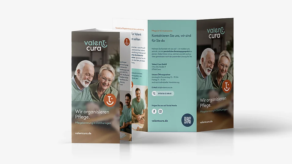 Dreiseitiger Valent Cura Flyer zur Pflegeberatung in Ostthüringen mit Titelmotiv älteres Paar und Kontaktinformationen