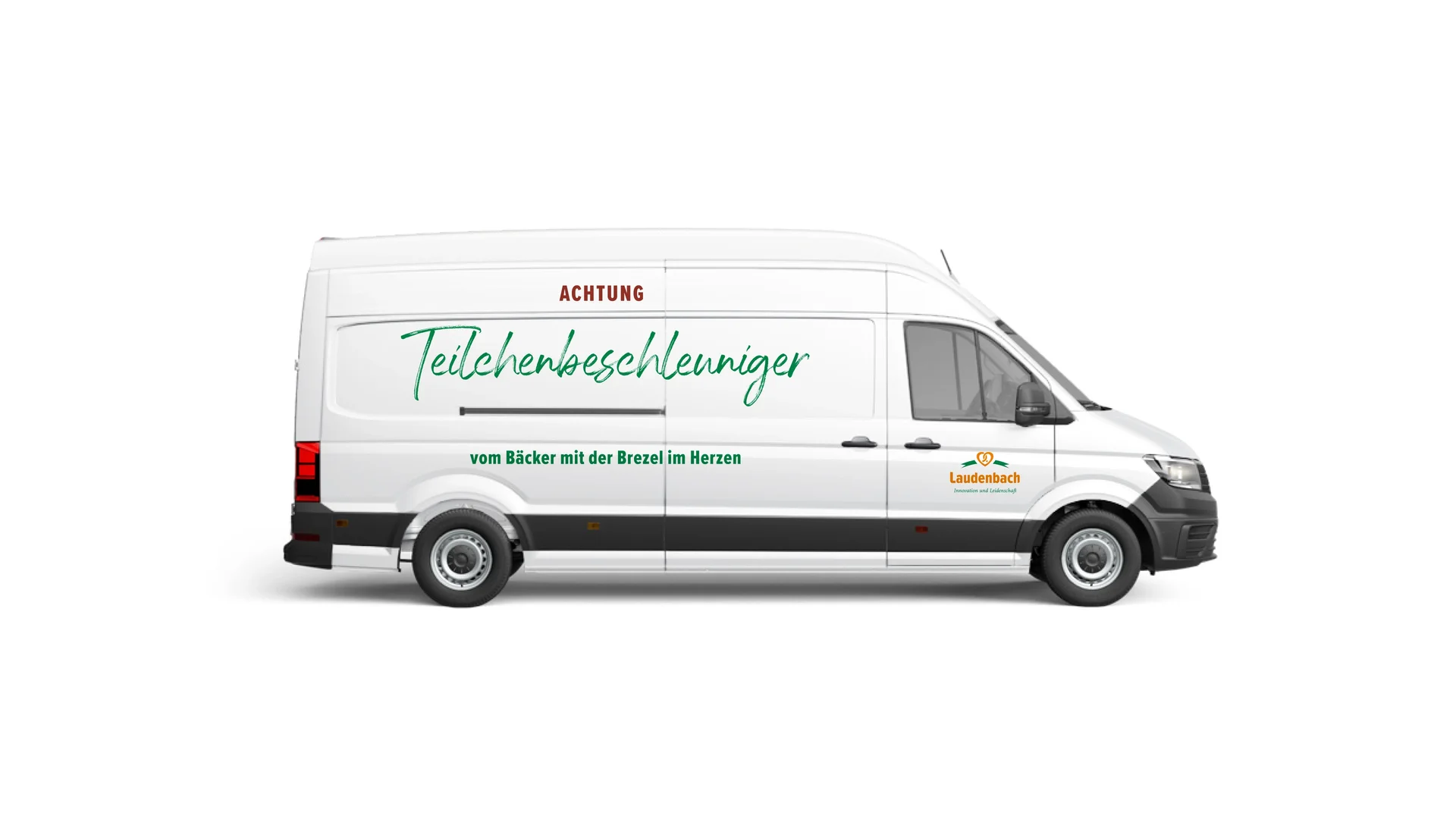 Lieferwagen der Bäckerei Laudenbach mit grüner Aufschrift „Teilchenbeschleuniger“
