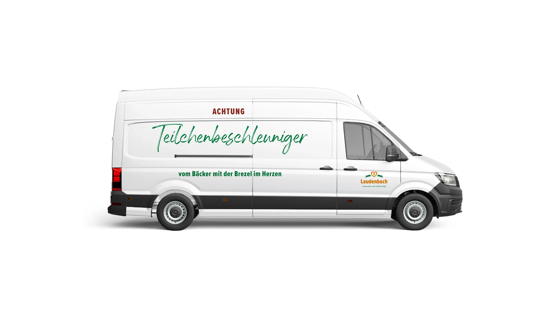 Lieferwagen der Bäckerei Laudenbach mit grüner Aufschrift „Teilchenbeschleuniger“