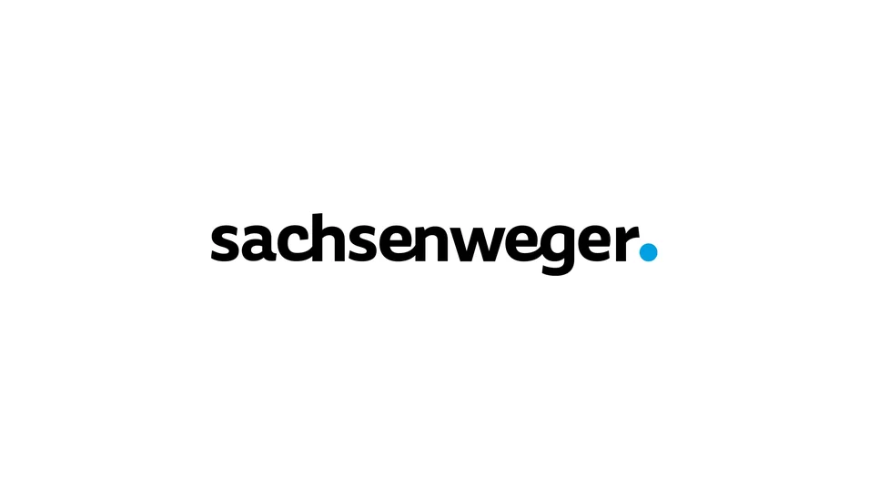 Sachsenweger Logo – klare Wortmarke mit markantem blauen Punkt als Markenzeichen.