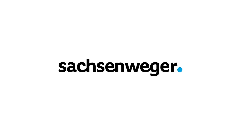 Sachsenweger Logo – klare Wortmarke mit markantem blauen Punkt als Markenzeichen.