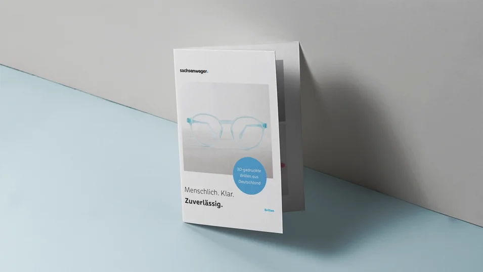Sachsenweger Falzflyer mit Brillenmotiv – 3D-gedruckte Brillen aus Deutschland, klar und zuverlässig.
