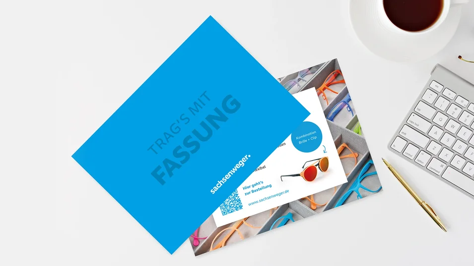 Sachsenweger Werbemailing „Trag’s mit Fassung“ – Flyer mit bunten Brillenfassungen und Bestellhinweis.