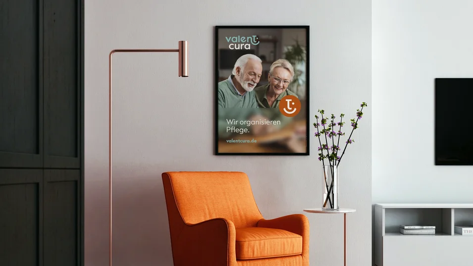Ein modernes Plakat von Valentcura mit dem Claim „Wir organisieren Pflege“. Gezeigt wird ein älteres Paar in freundlicher Atmosphäre – die Bildsprache vermittelt Vertrauen, Nähe und Sicherheit.