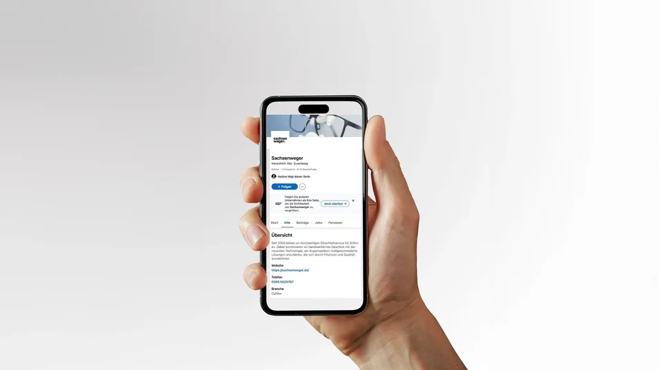 Smartphone mit geöffneter LinkedIn-Unternehmensseite von Sachsenweger, Darstellung des professionellen Social-Media-Auftritts.