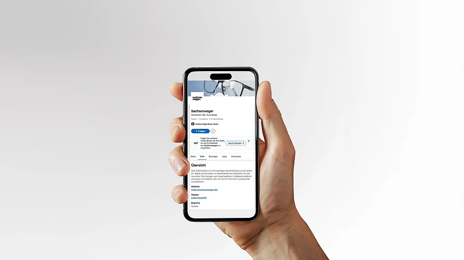 Smartphone mit geöffneter LinkedIn-Unternehmensseite von Sachsenweger, Darstellung des professionellen Social-Media-Auftritts.
