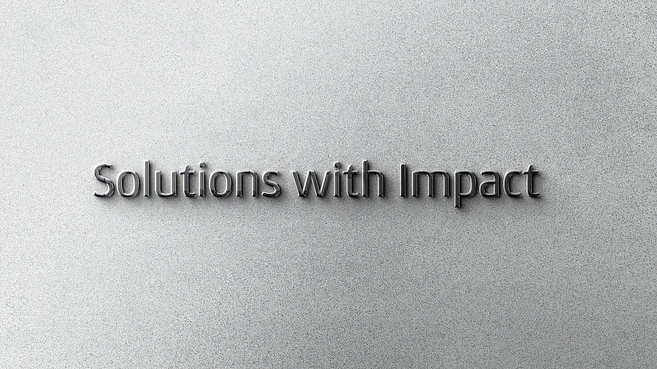 3D-Schriftzug Precision in Software auf grauer Betonoberfläche – klares Markenstatement von LACOS für Präzision und digitale Stärke.
