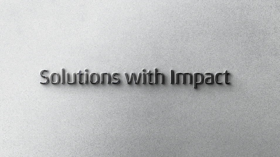 3D-Schriftzug Precision in Software auf grauer Betonoberfläche – klares Markenstatement von LACOS für Präzision und digitale Stärke.