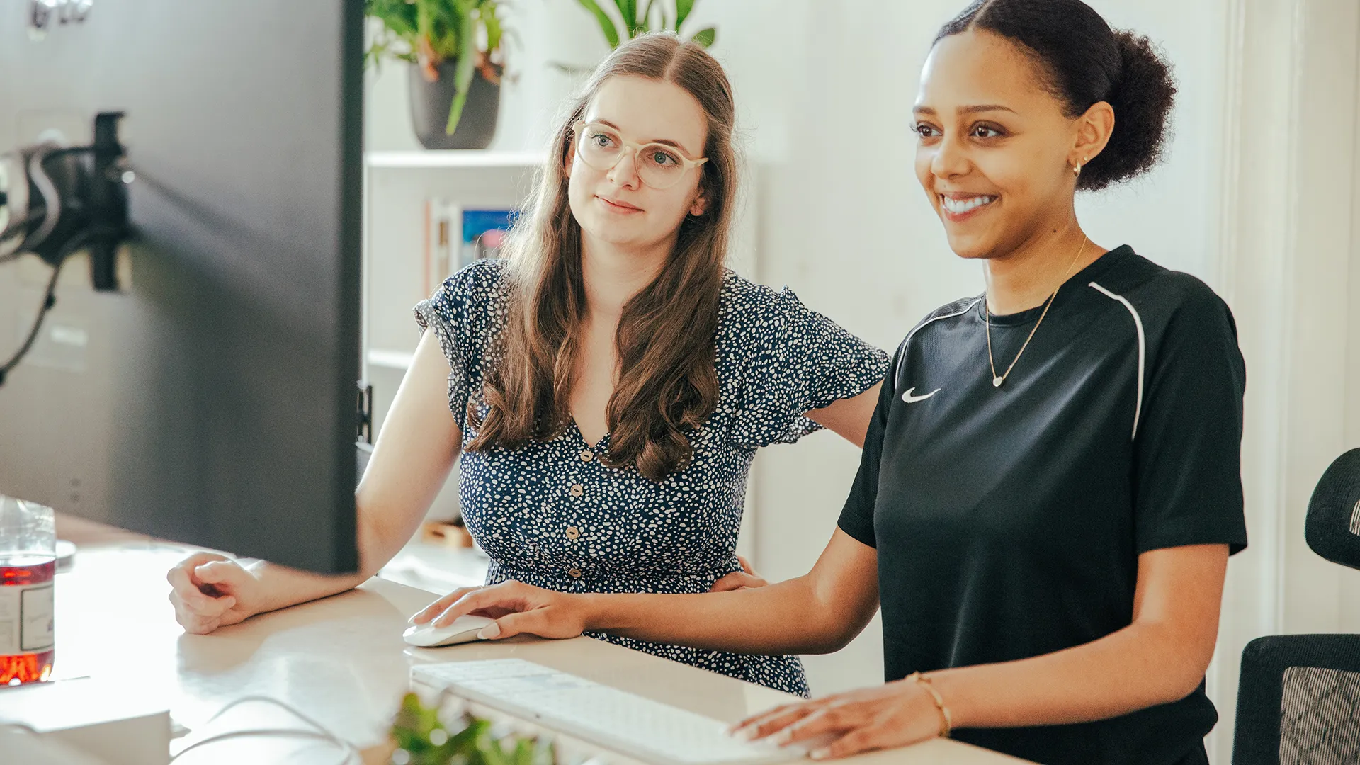 Zwei Mitarbeiterinnen von Trendsetzer sitzen gemeinsam am Computer und arbeiten konzentriert an einem Projekt – moderne Teamarbeit und kreative Abstimmung im Büro.