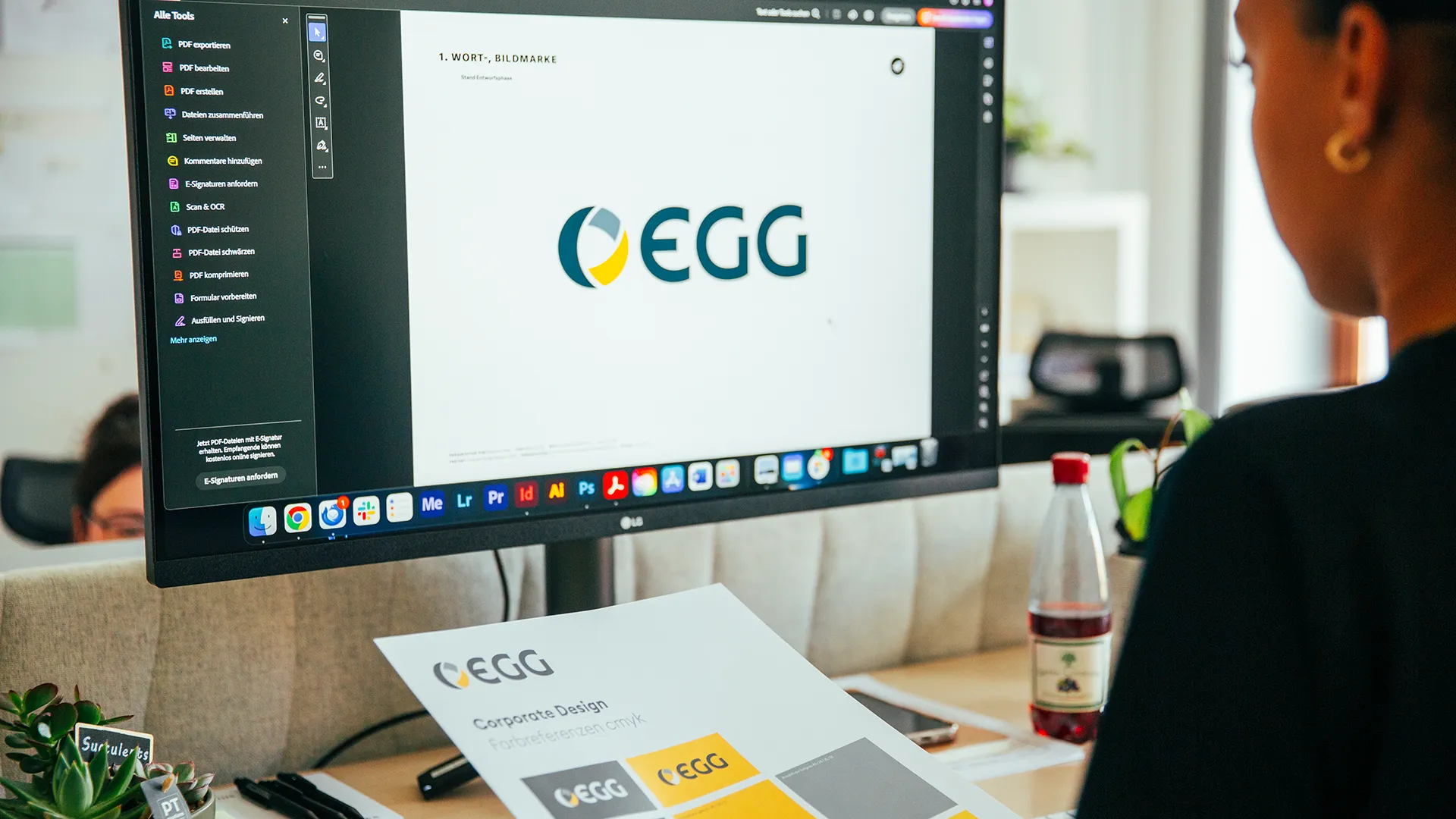 Abgleich des EGG-Logos am Bildschirm mit den Corporate Design Vorgaben im Print – digitales und analoges Designmanagement von Trendsetzer.