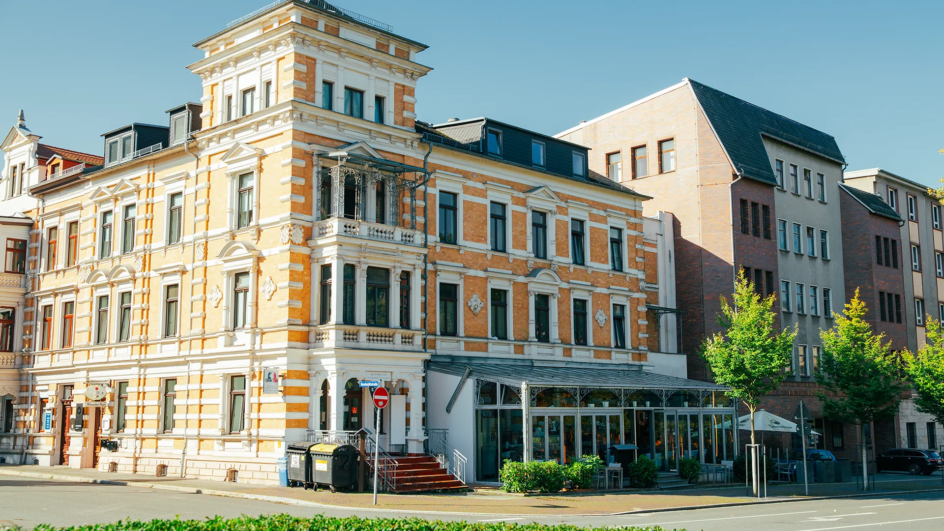 Historisches Bürogebäude von Trendsetzer in Gera mit klassizistischer Architektur und großen Fenstern.