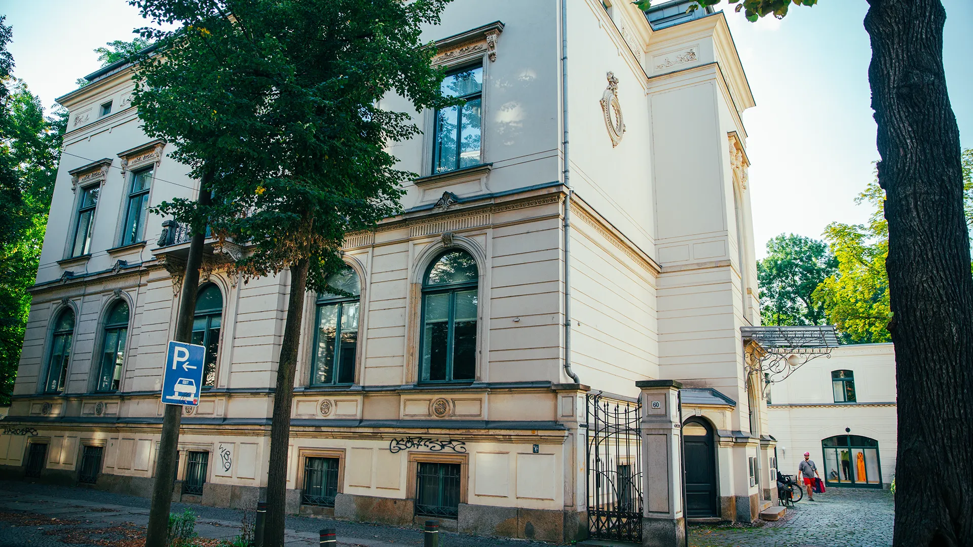 Außenansicht des historischen Gebäudes von Trendsetzer in Leipzig mit klassizistischer Fassade.