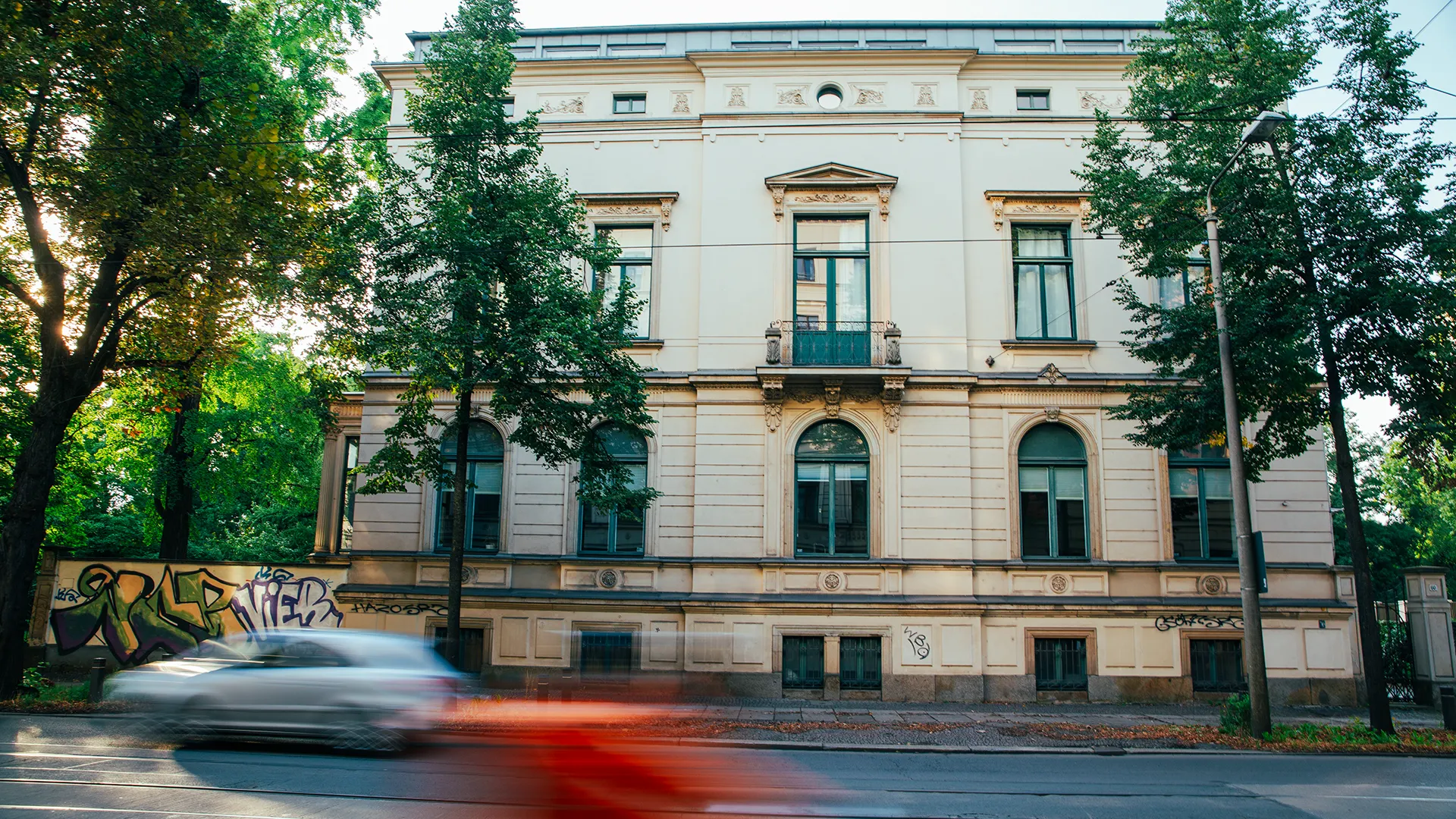Historisches Bürogebäude von Trendsetzer in Leipzig mit großen Fenstern und klassischer Architektur.