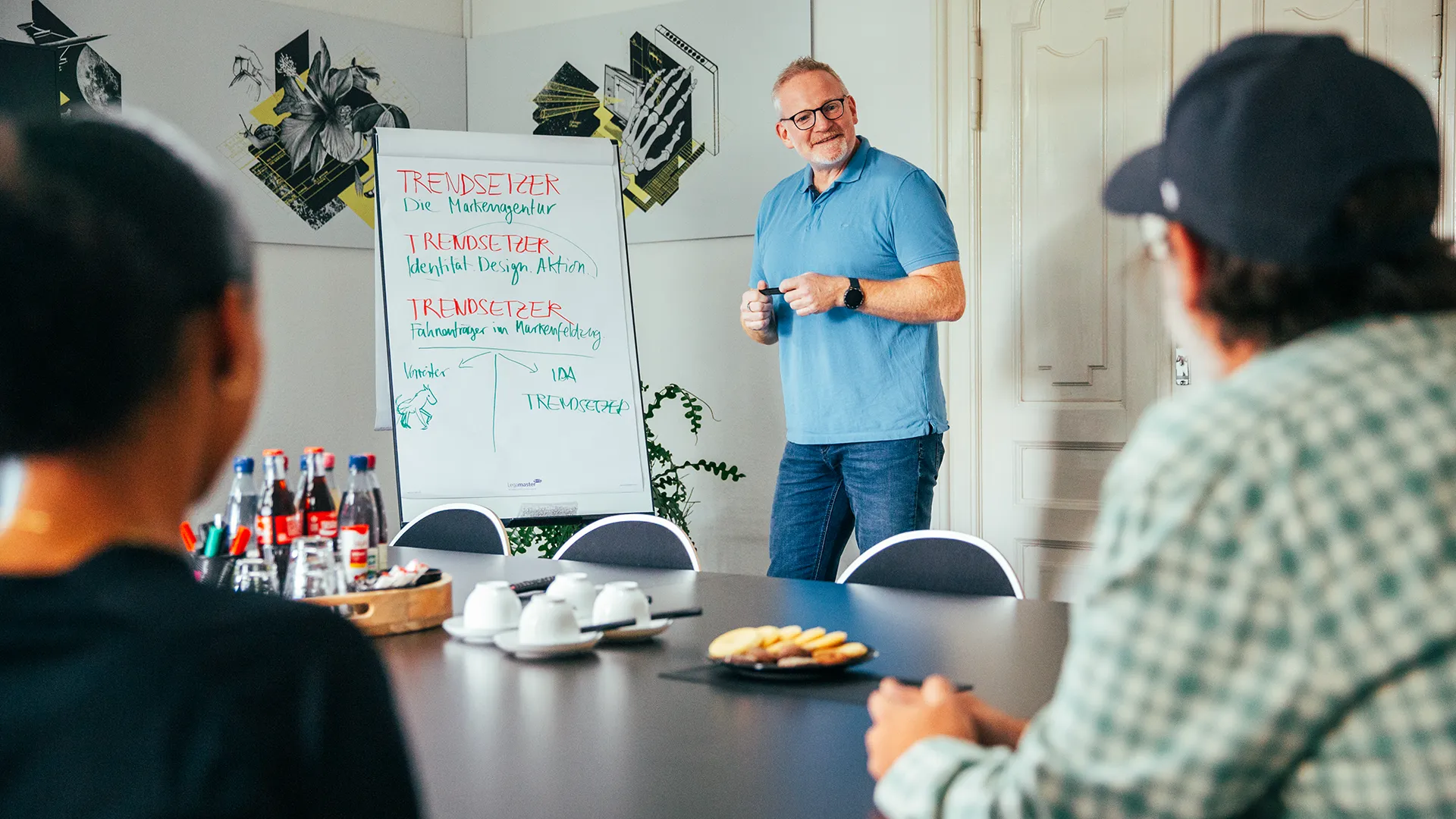 Workshop bei Trendsetzer in Gera: Berater erklärt Markenstrategie und Kommunikation am Flipchart – Markenagentur für Identität, Design und Aktion.