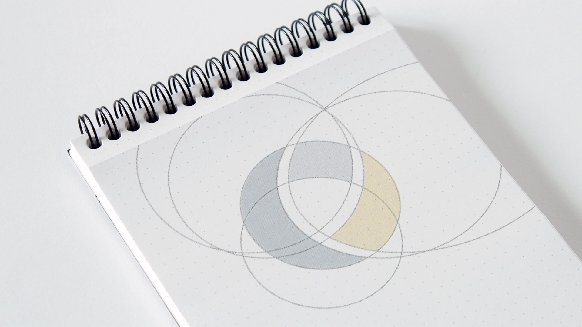 Skizze der Bildmarke der Energiegenossenschaft Gera – grafische Konstruktion mit überlappenden Kreisen, Grundlage für das prägnante Logo-Design.