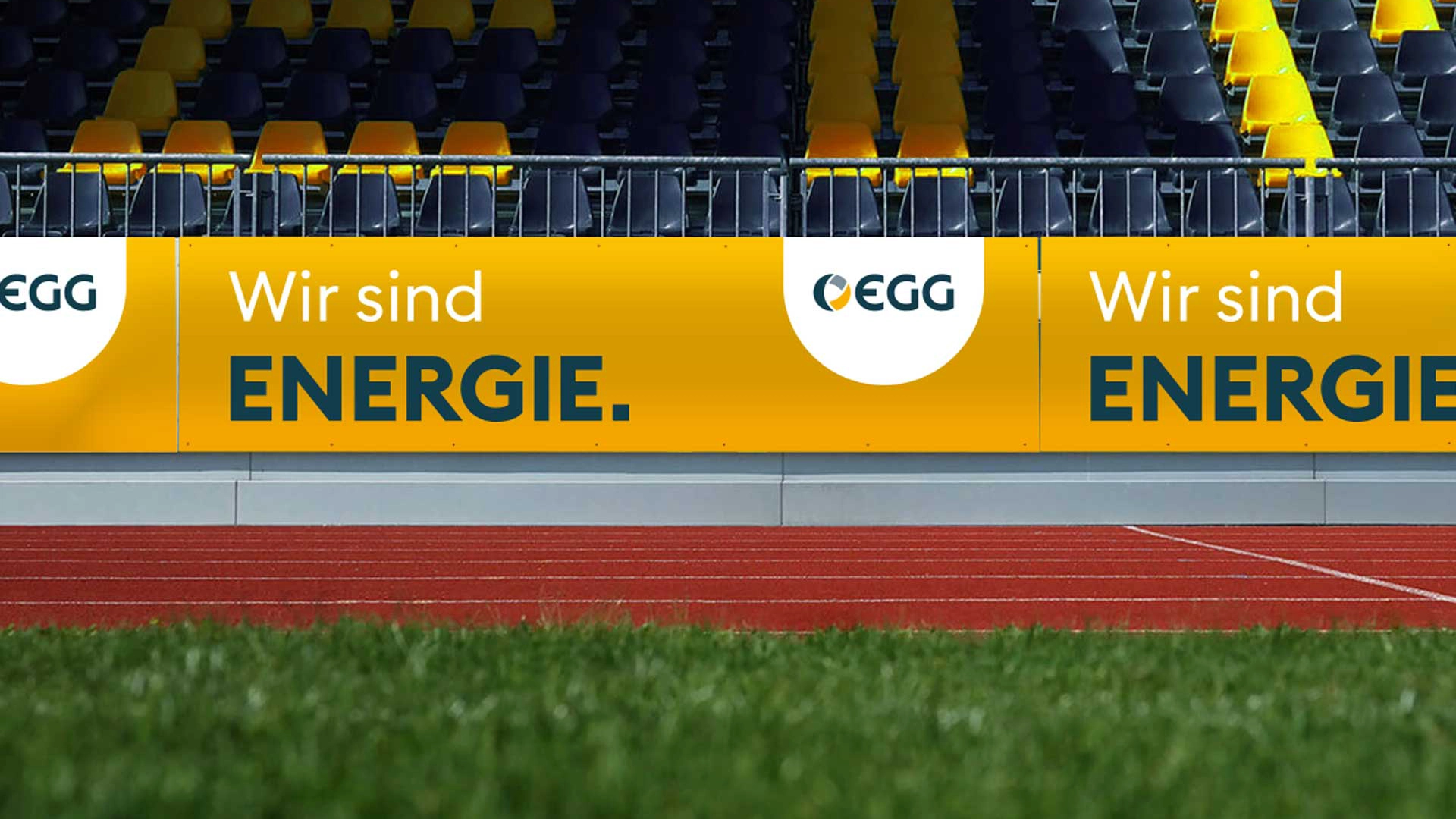 Bandenwerbung der Energieversorgung Gera im Stadion mit dem Claim „Wir sind Energie.“ in Gelb und Blau.