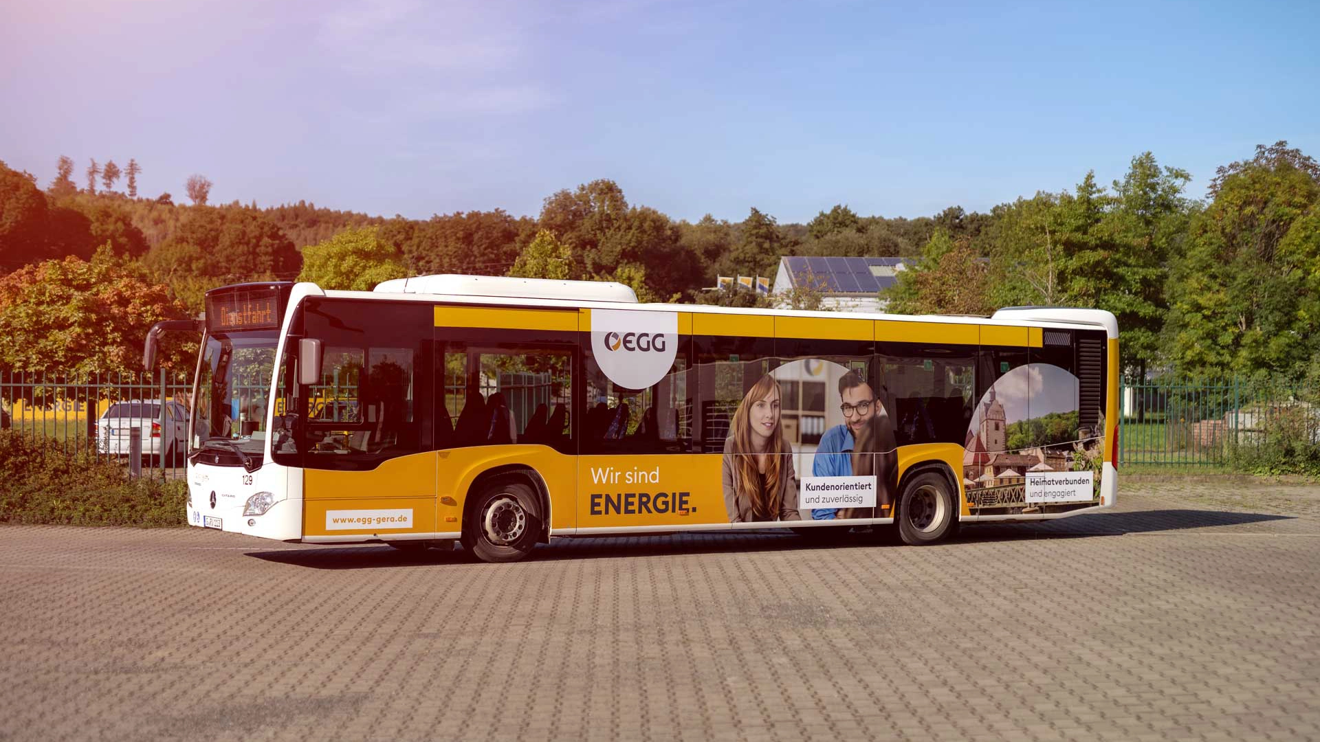 Bus mit Werbung der Energieversorgung Gera und Claim „Wir sind Energie.“ – moderne Fahrzeugbeschriftung mit Corporate Design.