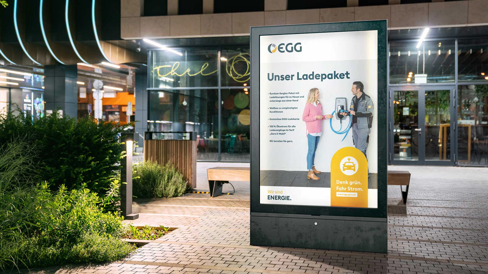 Citylight-Plakat der Energieversorgung Gera zum Ladepaket E-Mobilität mit Beratung und Wallbox-Angebot.