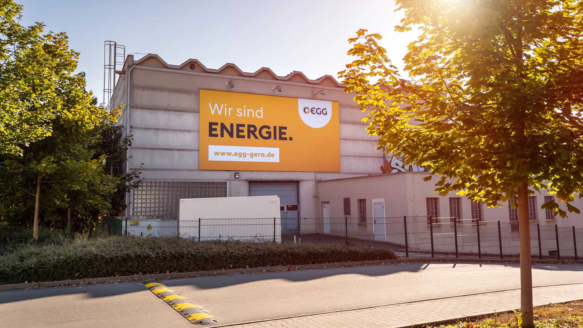 Großplakat der Energieversorgung Gera mit Claim „Wir sind Energie.“ an einer Gebäudewand in Gera.