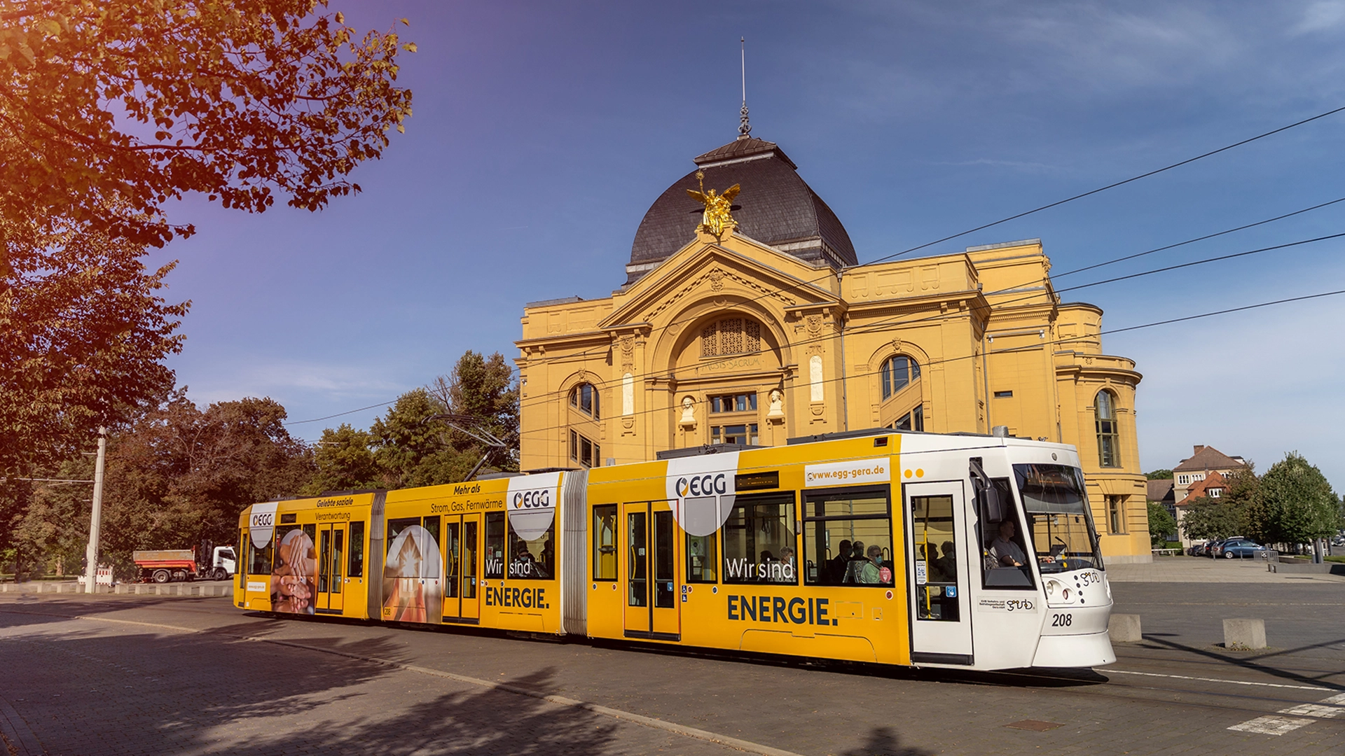 Straßenbahn in Gera mit EGG-Werbung und Slogan „Wir sind Energie“.