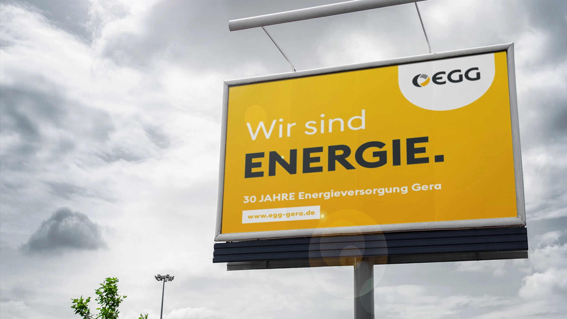 Großes Werbeplakat der Energieversorgung Gera mit Slogan „Wir sind Energie“.