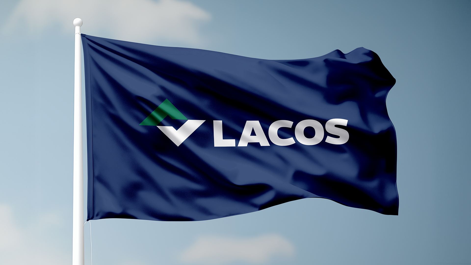 Dunkelblaue LACOS-Fahne mit Logo und Claim „Precision in Software“ weht vor blauem Himmel.
