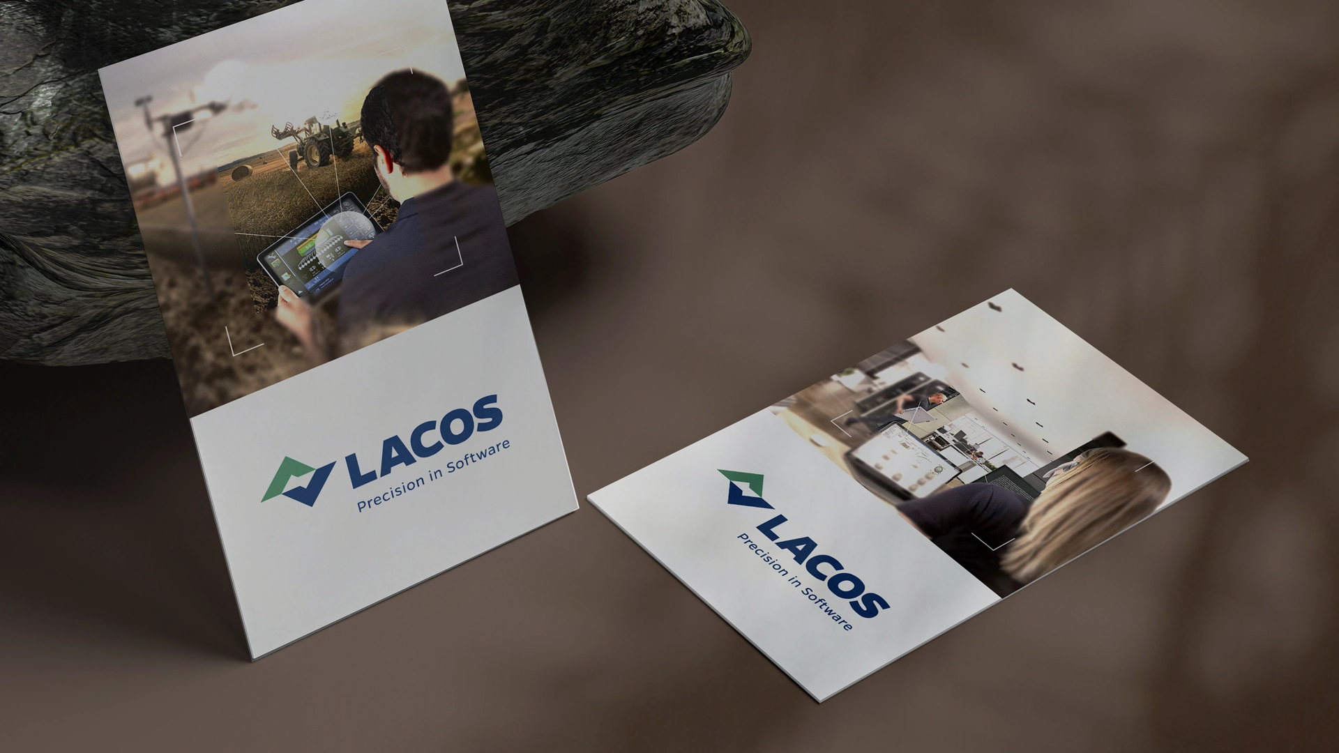 Zwei LACOS-Visitenkarten mit Claim „Precision in Software“ – modernes Corporate Design für eine klare Markenidentität.