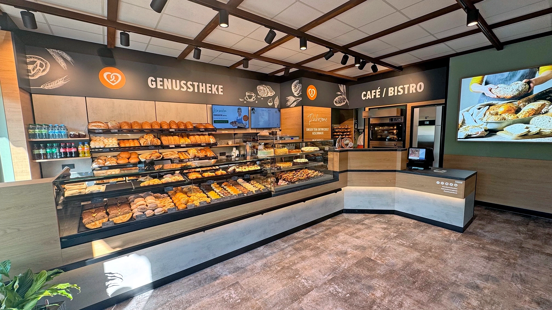 Innenansicht der Bäckerei Laudenbach in Gera mit moderner Verkaufstheke, frischen Backwaren und Café-Bistro-Bereich