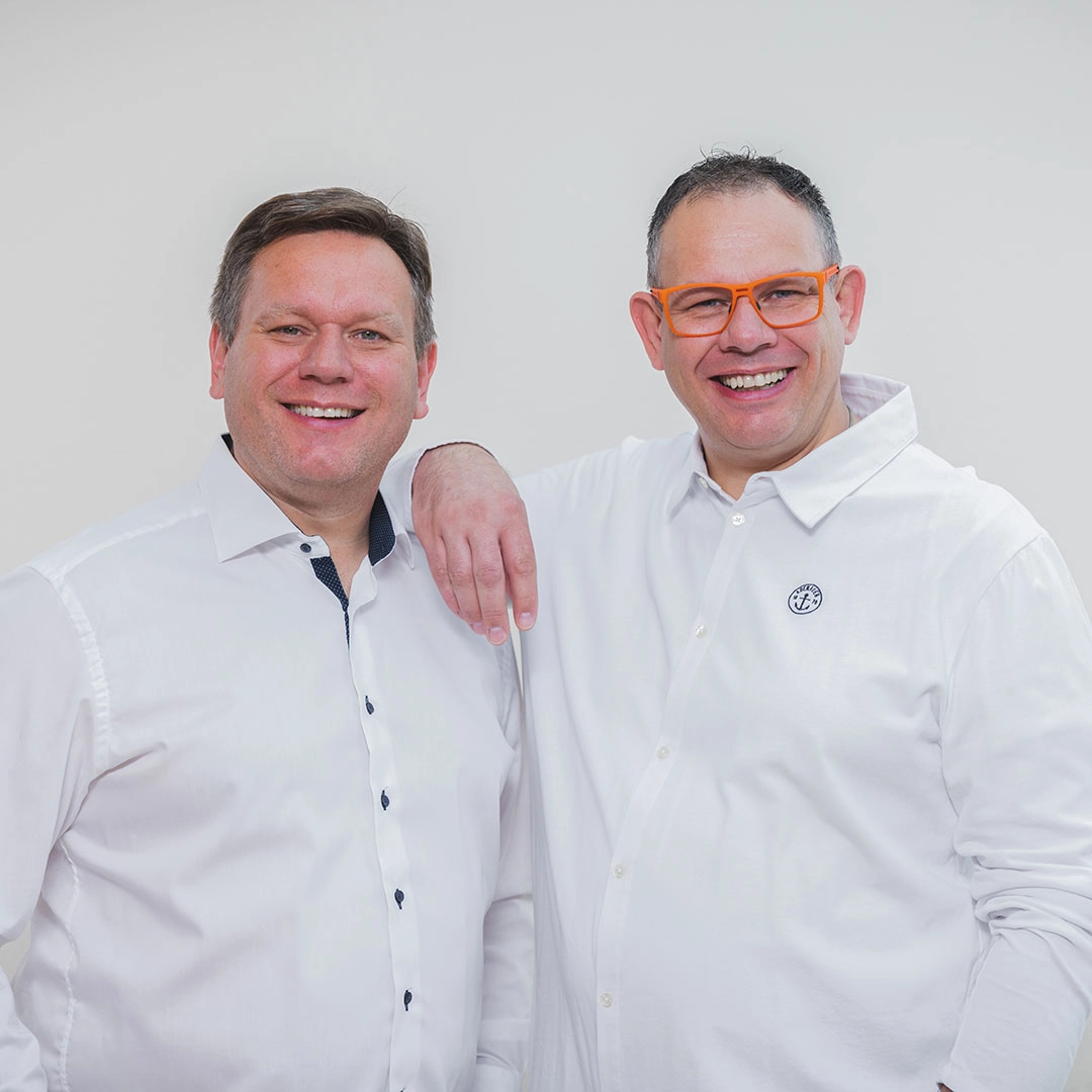 Porträt der Inhaber Ronny und Michael Laudenbach in weißem Hemd