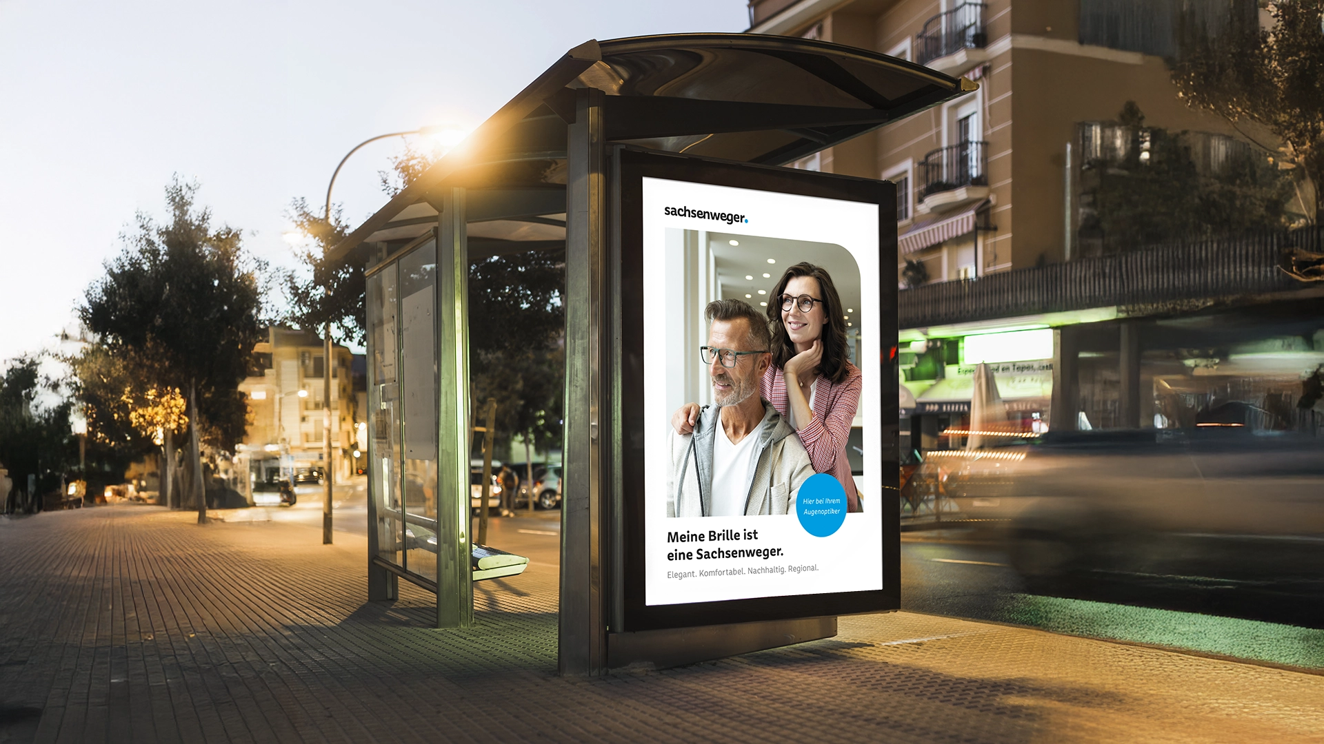 Citylight-Plakat Sachsenweger an Bushaltestelle – Werbekampagne für nachhaltige und komfortable Brillen.