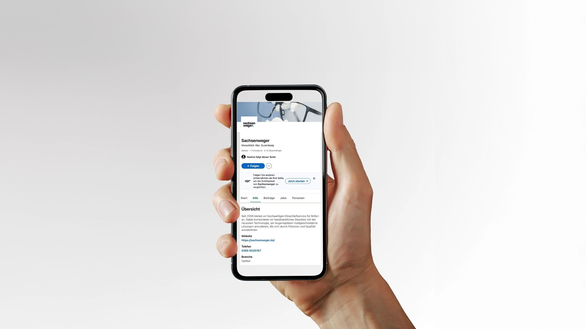 Smartphone mit geöffneter LinkedIn-Unternehmensseite von Sachsenweger, Darstellung des professionellen Social-Media-Auftritts.