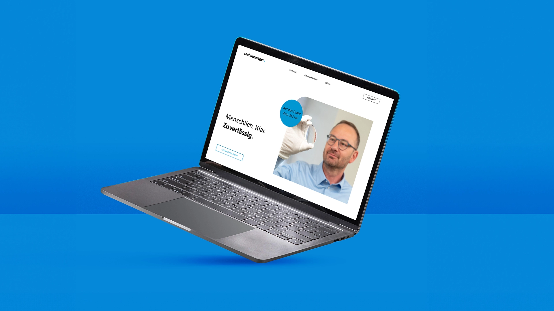 Laptop mit geöffneter Sachsenweger-Website, Fokus auf modernes Webdesign mit Bild und Slogan „Menschlich. Klar. Zuverlässig.“