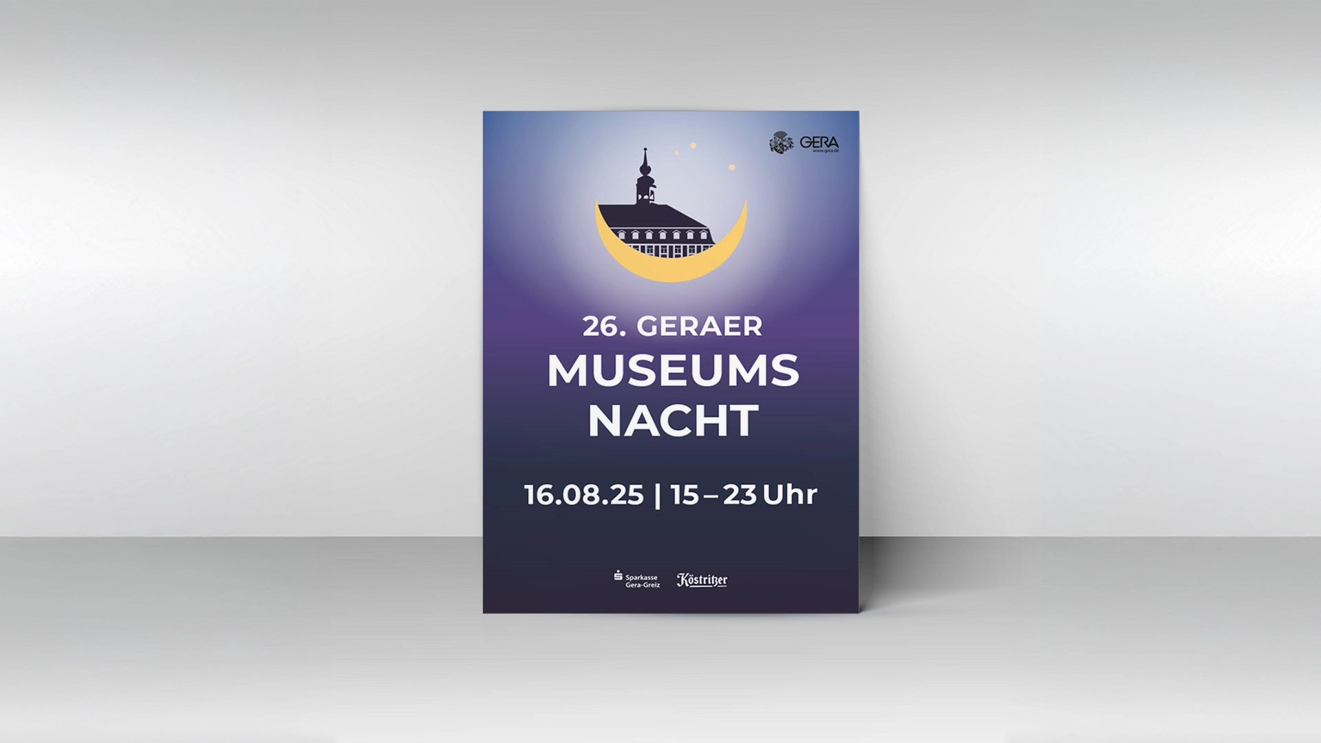 Plakat zur 26. Geraer Museumsnacht 2025 mit violettem Design und Mond-Silhouette.
