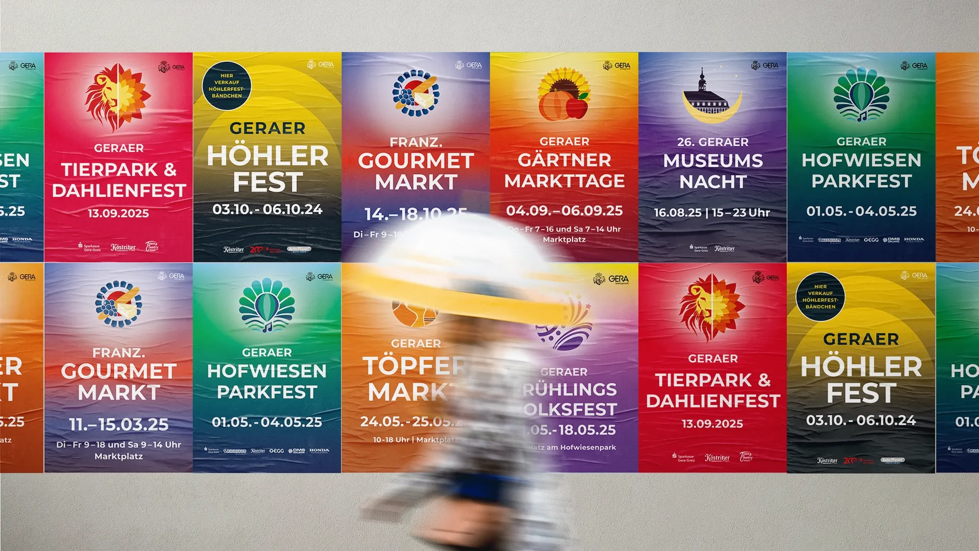 Plakatwand mit bunten Veranstaltungsplakaten des Kulturamts Stadt Gera, darunter Höhlerfest, Museumsnacht, Hofwiesenparkfest, Gourmetmarkt und Frühlingsvolksfest – modernes Eventdesign für die Kultur- und Stadtfeste in Gera.