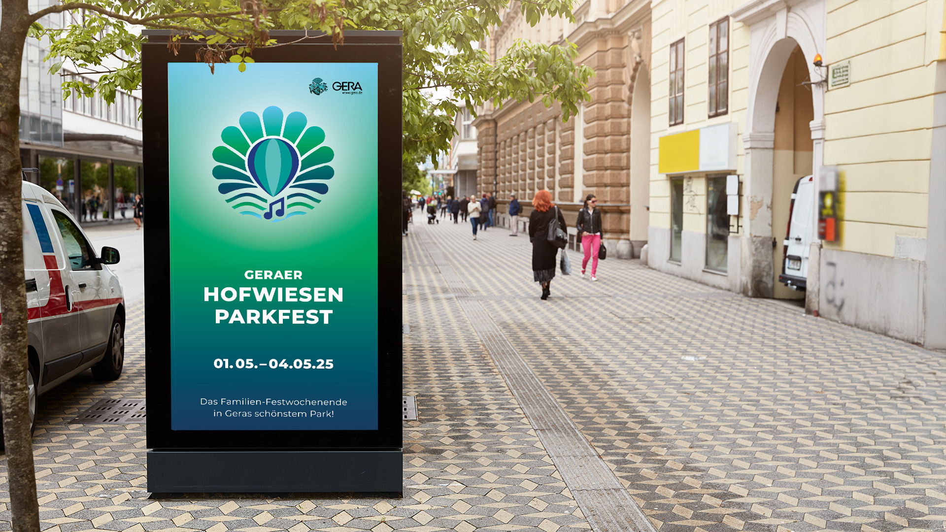 Stadtplakat für das Hofwiesenparkfest Gera 2025 im Straßenraum mit aufmerksamkeitsstarkem Layout.