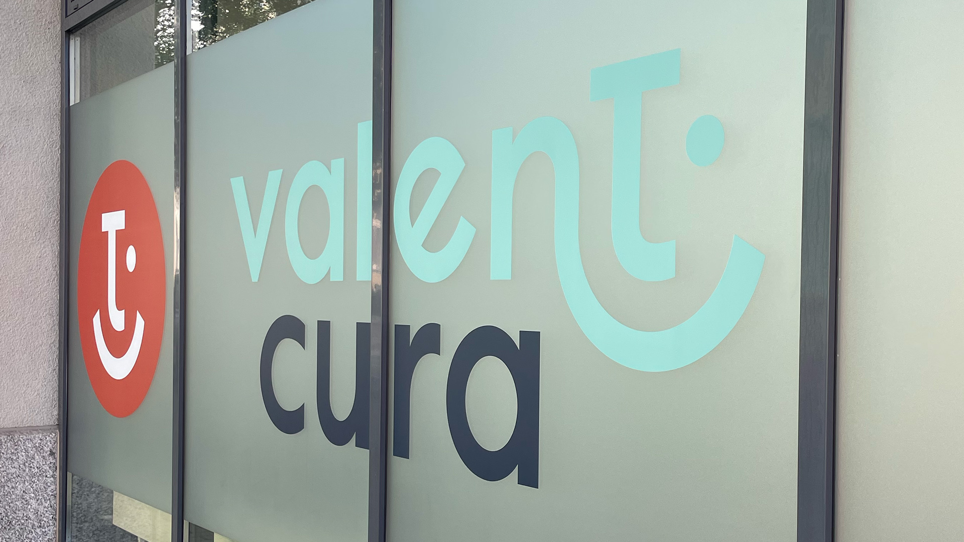 Großes ValentCura-Logo auf Fensterfront