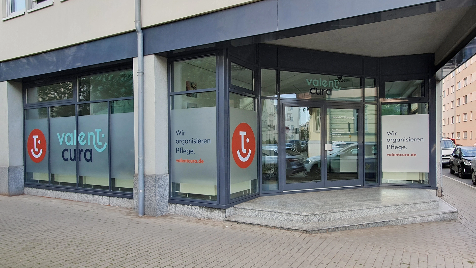 Komplettansicht ValentCura-Schaufenster mit Logo